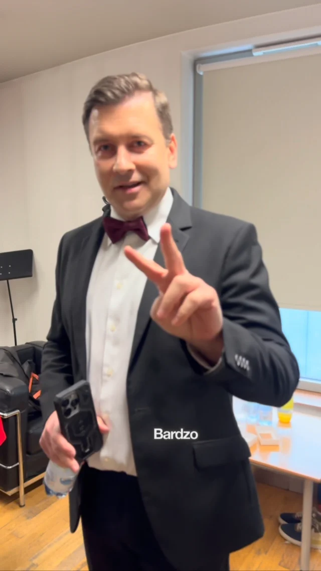 😎Tak żywiołowej, rozśpiewanej i tańczącej publiczności dawno w @filharmonialodzka nie widzieliśmy 😱 Artyści bisowali mnóstwo razy, a okrzykom z widowni nie było końca! Dla nas jak zawsze wielka radość wspierać takie produkcje oprawą multimedialną naszego autorstwa, przeplataną bliskimi ujęciami na naszych przyjaciół 🫶🏻 @bognaband nieustające gratulacje 👏🏼👏🏼👏🏼